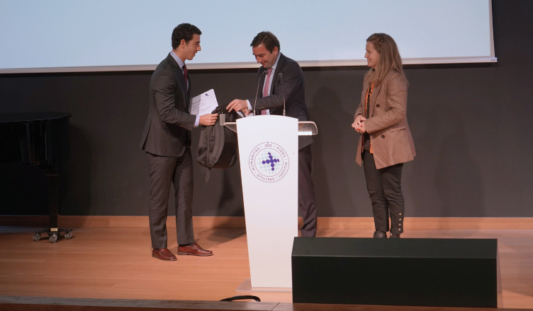 El alumno Alberto Felipe Fernández de Loyola recibe la beca AEDAF